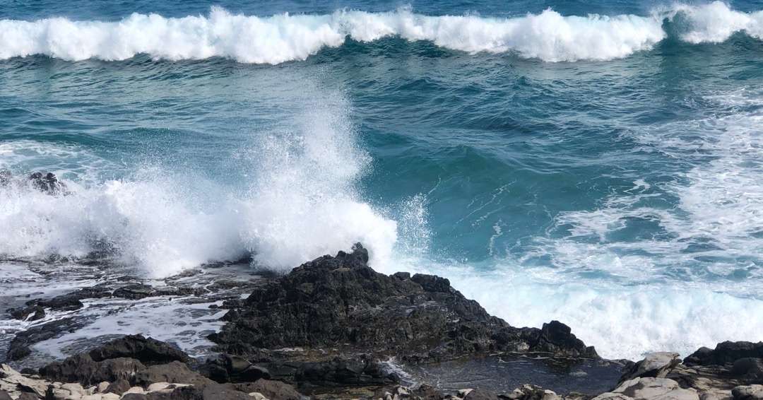 Things you can do in Hawaii for couples Crashing waves